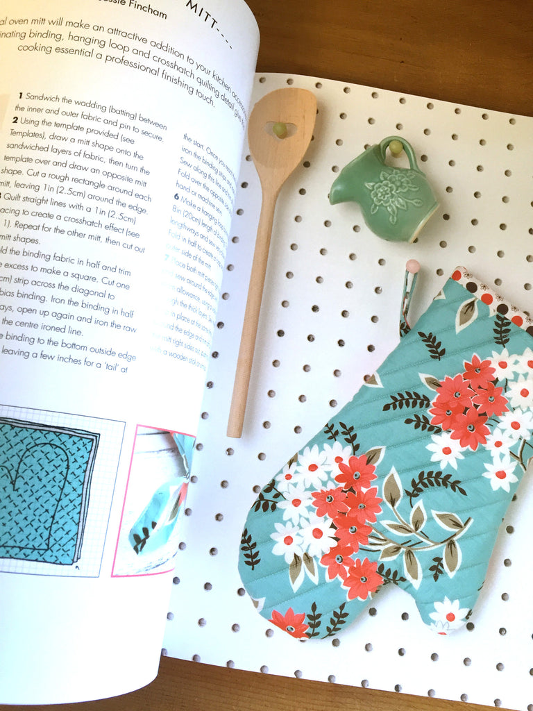 50 Fat Quarter Makes by Jo Avery & Elizabeth Betts - Craftyangel