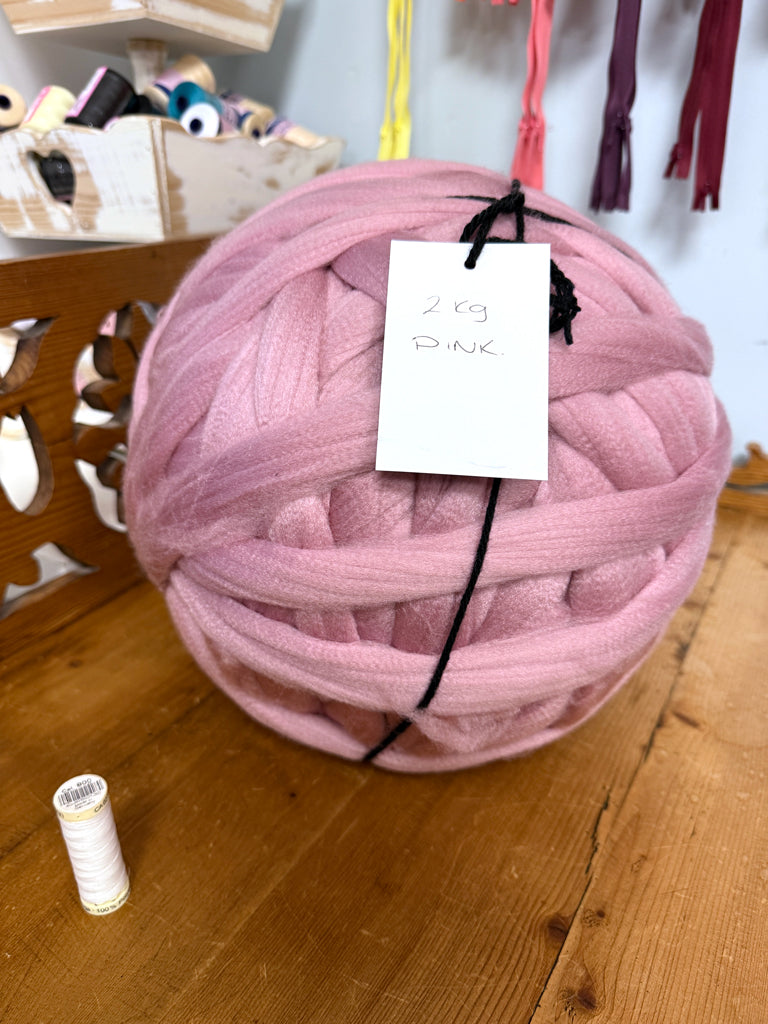 Woolly Mahoosive - Mammoth Arm Knitting Yarn – 2KG - Pink