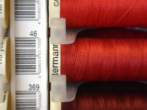 Red sewing thread Gütermann 519