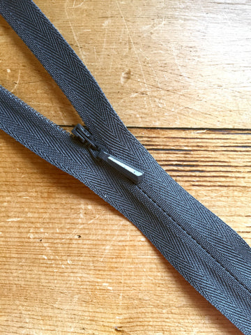 22"/56cm Concealed Zip - Brown (570)