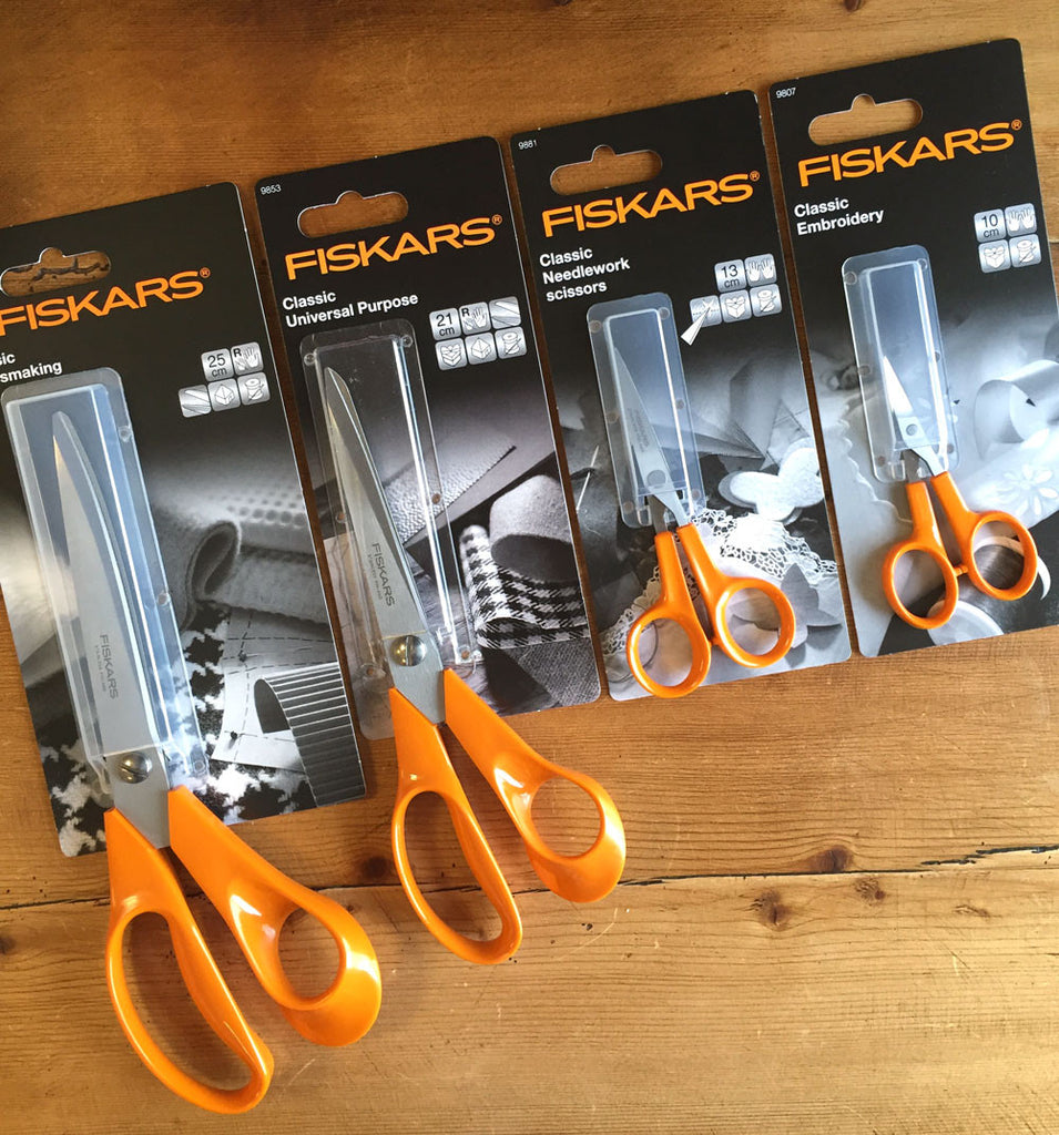 Lot of 25 Art Craft Scissors with Fiskars Scissor Case